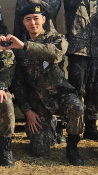 서지훈, 군 훈련소 근황 포착… 짧은 머리에도 변함없는 ‘훈훈 비주얼’