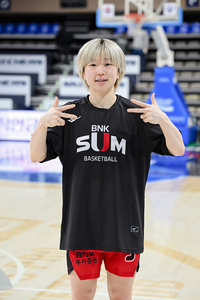 “도망치지 않고 내 리듬대로 쐈다” 봄 농구 ‘탈락 위기’ BNK 살려낸 안혜지의 ‘강심장’ [SS아산in]