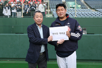 “4, 5등 하려고 야구하는 거 아냐”…미라클 두산 가보자고! 박정원 구단주, 日 미야자키 격려 방문