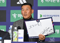 [포토] 부산 조성환 감독 ‘프로다움을 보여주겠다’