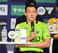 [포토] 전북 김태환 ‘올해도 우승 트로피를...’