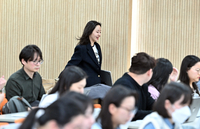 [포토]뒤늦게 기자회견장에 등장한 민희진