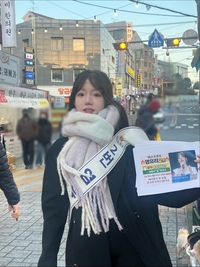 “2번, 찍어주세요”…염유리, 직접 시장 찾아 ‘미스트롯4’ 투표 독려