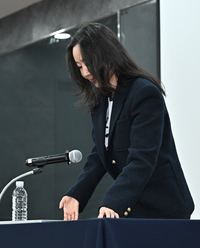 [포토]기자회견문 읽자마자 자리에서 일어나는 민희진