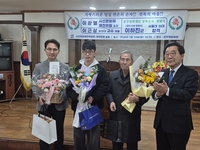 [포토뉴스] 사선문화제전위, ‘수능만점·서울대 의대 합격 이하진 군’에 장학증서 전달…“노력과 겸손으로 의학의 길 걷겠다”