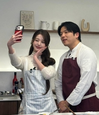 장원영, 안성재 셰프와 다정 셀카... 앞치마 두르고 인형 미모 과시