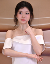 [포토] 아일릿 모카 ‘귀여운 볼 콕’