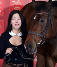 “무서운데 귀여워”... 솔라, 말띠 해 기운 듬뿍