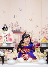 심형탁♥사야 아들 하루, 환한 미소… 부모 똑 닮았네[★SNS]