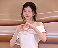 [포토] 아일릿 모카 ‘사랑스런 윙크+손하트’