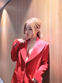 ‘39세’ 이채영, 속옷 없이 재킷만?...독보적인 섹시 카리스마