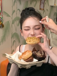 카리나, 촬영 중 도넛 먹방에도 가녀린 슬렌더 몸매 ‘눈길’