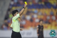 K리그 개막전 초유의 주심 부상→교체 아웃…“이동준 심판, 제르소 따라가다가 다리 근육 올라와” [SS현장]