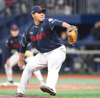 ‘이게 진짜일 리 없어’ 롯데 박진, 팔꿈치 통증으로 캠프 조기 귀국…“검진 예정” [SS미야자키in]