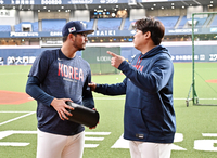 [포토]데인 더닝과 이야기 나누는 류지현