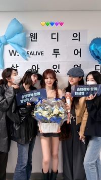 레드벨벳, 387일 만의 ‘완전체’…웬디 솔로 콘서트 빛낸 12년 의리 [★SNS]