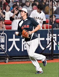 [포토]캐치볼로 간단하게 몸을 푼 오타니