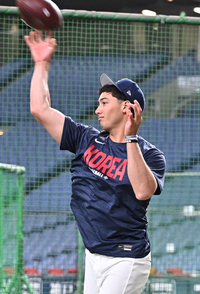 [포토]럭비공 캐치볼로 몸 푸는 셰이 위트컴