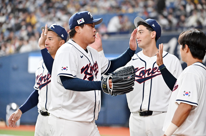 “한국 리더답다, 베테랑 품격 대단해~” 日 한신 감독이 극찬한 류현진→잊지 말자, 한국은 ‘코리안 몬스터’ 보유국이다  [SS오사카in]