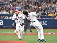 [포토]힘겹게 내야 뜬공 잡아내는 김도영