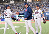 [포토]데인 더닝-셰인 위트컴가 인사 나누는 이정후