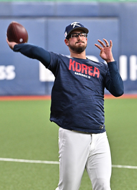 [포토]럭비공으로 몸 푸는 데인 더닝