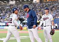 [포토]이정후, 데인 더닝-셰인 위트컴과!