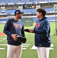 [포토]데인 더닝과 이야기 나누는 류현진