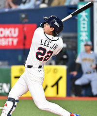 [포토]한신과의 연습경기 안타 치는 이정후