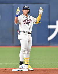 [포토]1타점 2루타 기록한 안현민