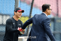 ‘캡틴’의 변신, LG의 운명을 짊어지다…염경엽의 ‘5번 타자 오지환’ 카드, 2연패의 마지막 퍼즐 될까?