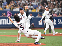 [포토]넘어지며 뜬공 잡아내는 김도영