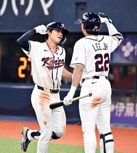 [포토]동점포 김도영, 이정후와 하이파이브!