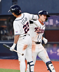 [포토]이정후와 홈런 하이파이브 나누는 김도영