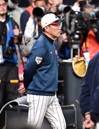 [포토]선수들의 훈련 지켜보는 일본 대표팀 이바타 감독