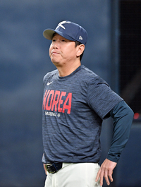 [포토]한신과의 연습경기 앞둔 야구대표팀의 류지현 감독