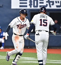 [포토]존스와 하이파이브 나누는 김도영