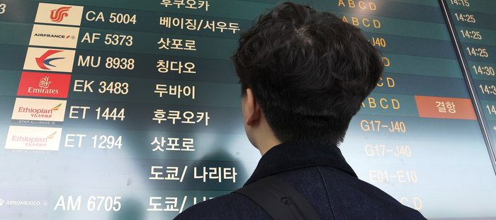 중동 하늘길 '올스톱'...이란 보복 공습에 두바이·아부다비 공항 폐쇄