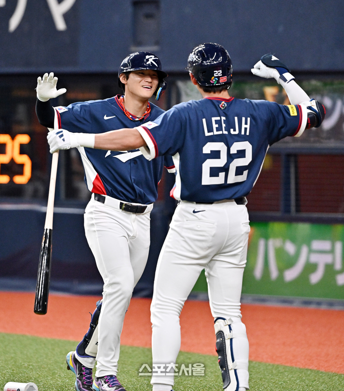 [포토]홈런의 기쁨을 나누는 김도영과 이정후