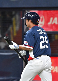 [포토]문현빈, 손주영 유니폼 입고 타석으로!