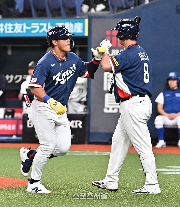 [포토]노시환과 홈런 하이파이브 나누는 안현민