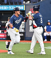 [포토]노시환과 홈런 하이파이브 나누는 안현민