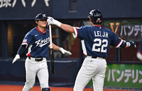 [포토]이정후와 함께 비행기 세리머니하는 김도영