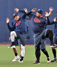 [포토]나란히 몸 푸는 이정후-류현진