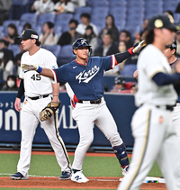 [포토]안현민, 첫 타석부터 안타!