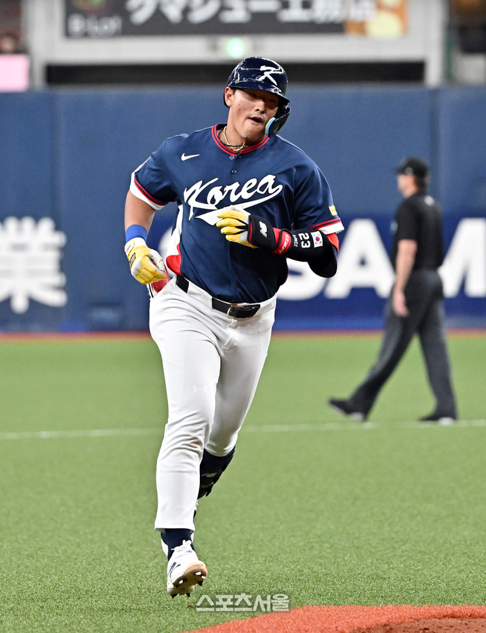 [포토]솔로 홈런 넘긴 안현민