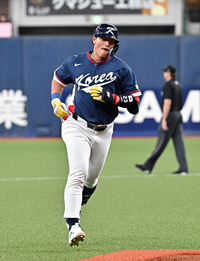 [포토]솔로 홈런 넘긴 안현민