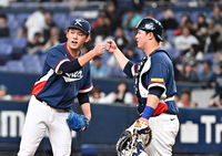 [포토]승리의 하이파이브를 나누는 이시이와 김현중