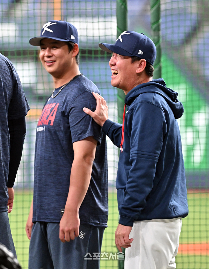 [포토]환하게 웃는 류지현 감독과 노시환