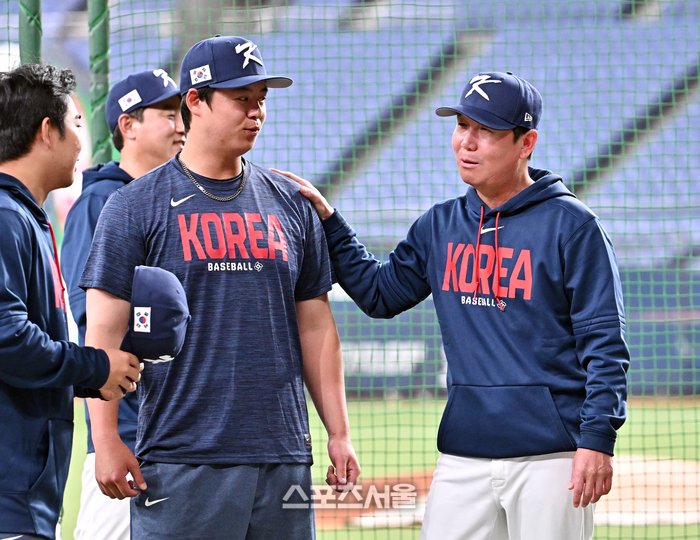 [포토]이야기 나누는 류지현 감독과 노시환